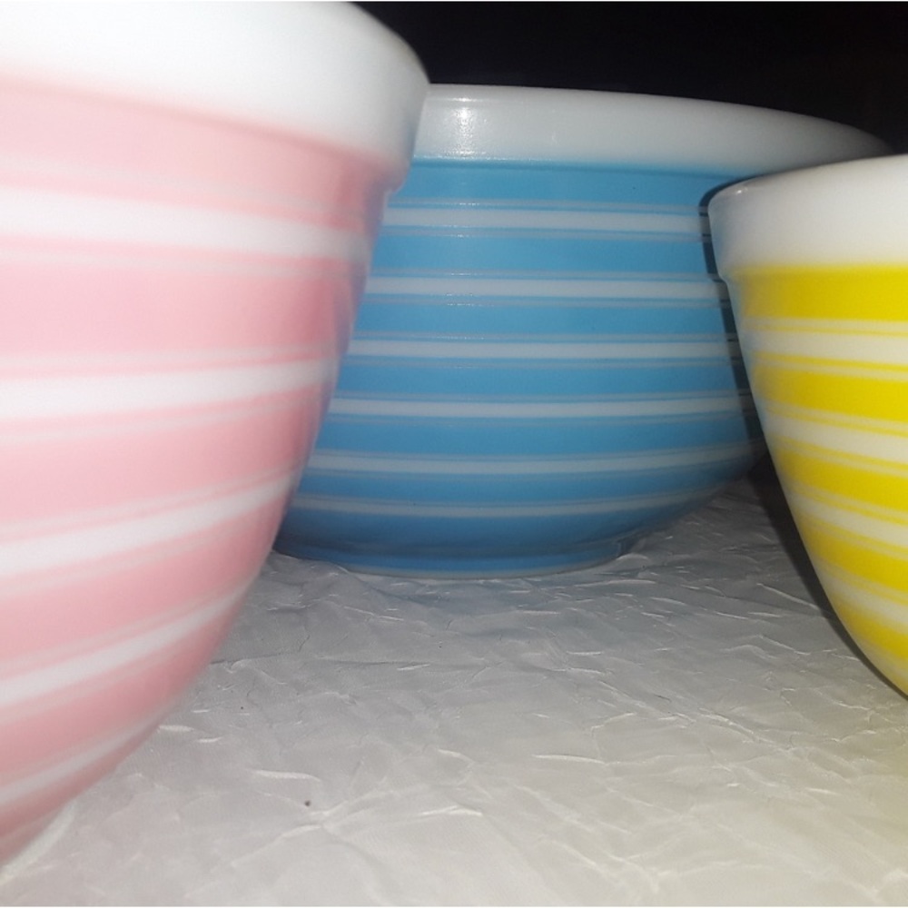 Vintage PYREX RAINBOW CANDY-STRIPED Nesting Mixing Bowls.